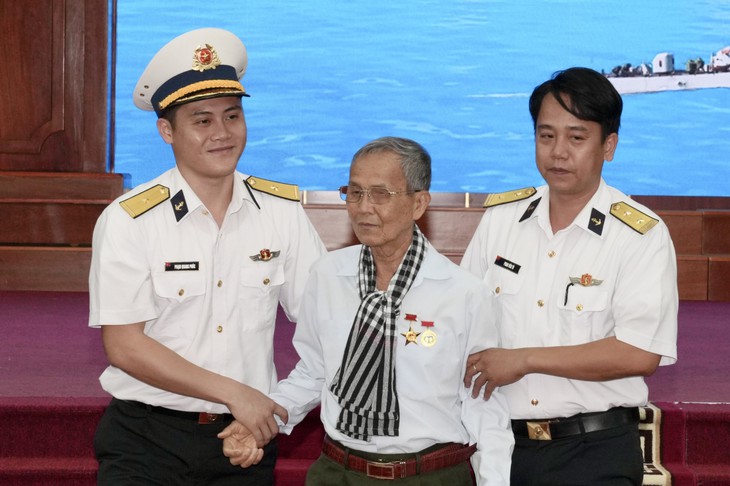 Hơn 100 cựu tù chính trị TP.HCM "hành quân về nguồn" tại Lữ đoàn 171 Hải quân - Ảnh 3.