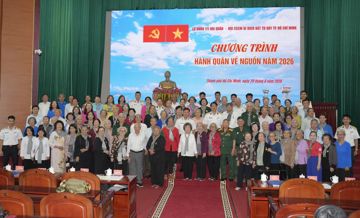 Hơn 100 cựu tù chính trị TP.HCM "hành quân về nguồn" tại Lữ đoàn 171 Hải quân - Ảnh 1.
