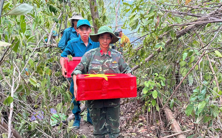 Chiếc ví có tên Trần Văn Thanh và tấm nhôm khắc tên Nông Thế An trong mộ liệt sĩ - Ảnh 2.