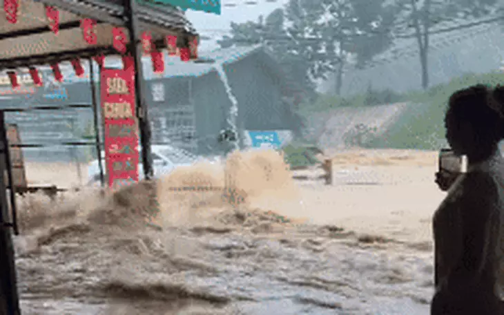 Cảnh sát ngâm mình trong dòng nước ngập sâu đưa người dân ra khỏi vùng ngập sâu - Ảnh 10.
