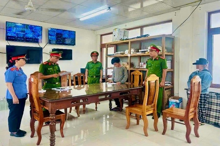 Bắt tạm giam thanh niên dùng video nhạy cảm cưỡng ép người yêu cũ dưới 16 tuổi - Ảnh 1.