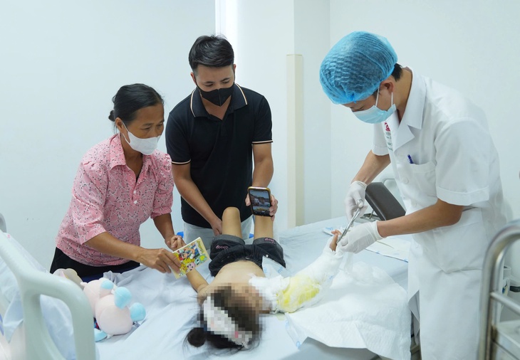 Chạy đua trồng lại cánh tay bệnh nhi 4 tuổi bị đứt rời sau tai nạn áo chống nắng cuốn vào xe máy - Ảnh 1.