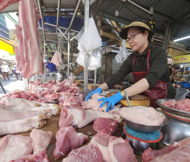 Giá heo hơi tiếp đà giảm, xuống mức thấp nhất từ đầu năm đến nay - Ảnh 1.