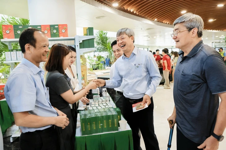 Ngắm những quầy sâm Ngọc Linh 'khủng' được bày biện ở trung tâm TP Đà Nẵng - Ảnh 6.