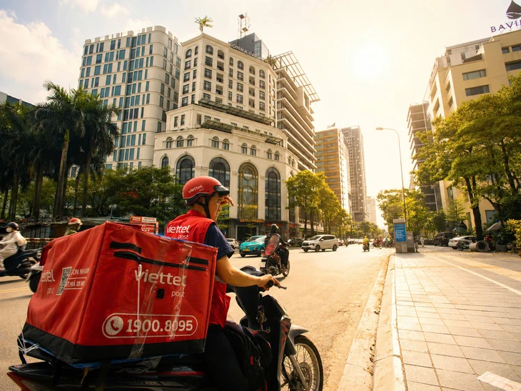 Đã thu thêm phụ phí xăng dầu, vì sao Viettel Post vẫn giảm 25% lợi nhuận? - Ảnh 1.