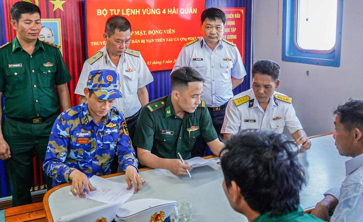 33 ngư dân bị chìm tàu ở Trường Sa đã về đất liền an toàn - Ảnh 1.