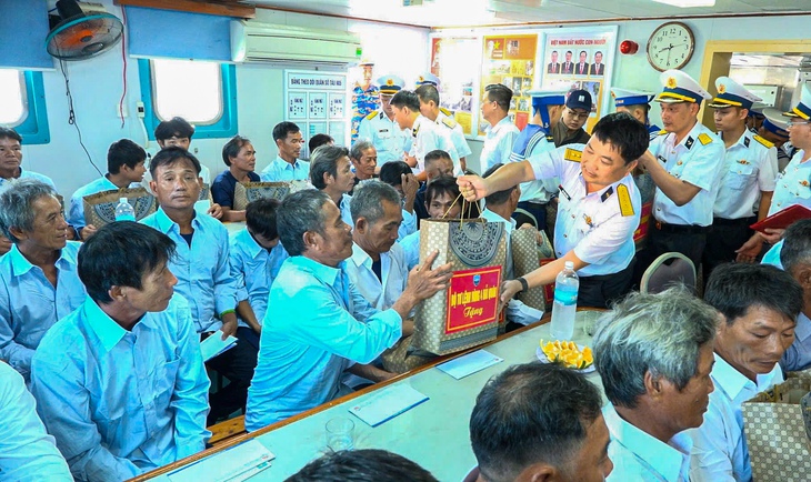 33 ngư dân bị chìm tàu ở Trường Sa đã về đất liền an toàn - Ảnh 3.