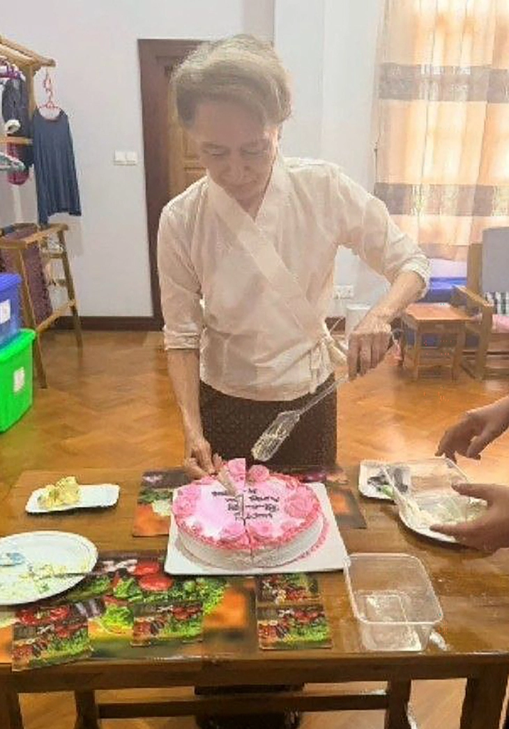 Bà Aung San Suu Kyi tái xuất, gặp đại diện Hội Chữ thập đỏ quốc tế - Ảnh 3.