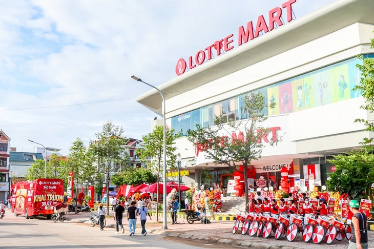 Khai trương Lotte Mart Bắc Giang, cơ hội trúng thưởng ô tô VinFast VF3 - Ảnh 2.