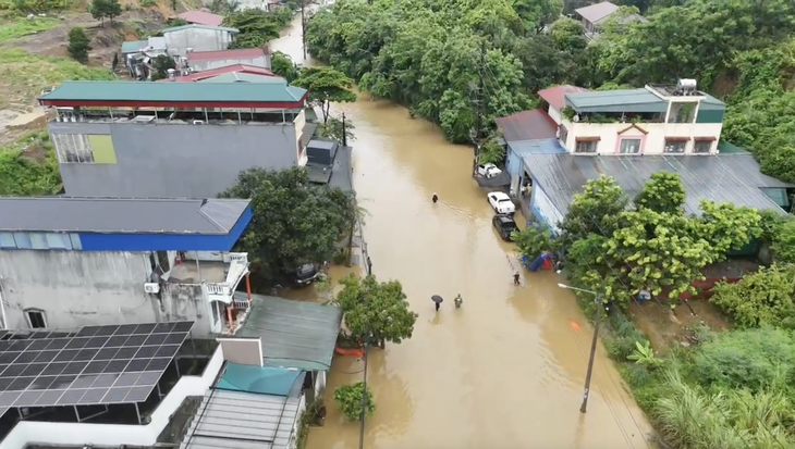 Cảnh sát dầm mưa đưa người dân, tài sản khỏi vùng ngập sâu - Ảnh 5.