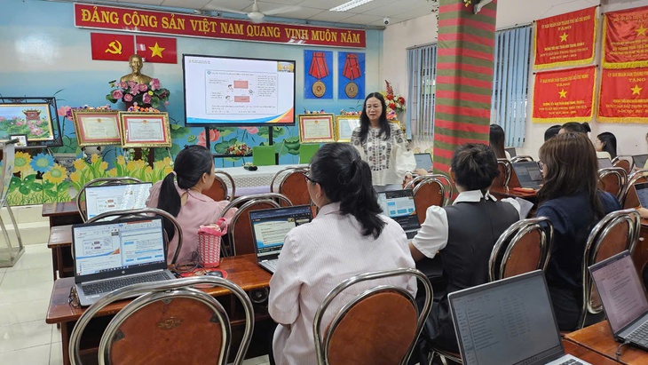 Phụ huynh TP.HCM thắc mắc miễn phí sách giáo khoa, sao phải mua thêm sách tiếng Anh? - Ảnh 1.