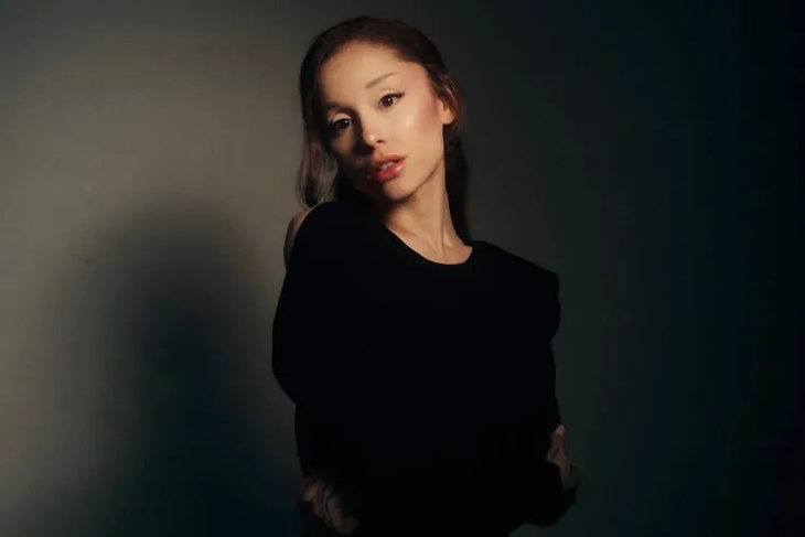 Ariana Grande rút khỏi các hoạt động công khai sau tour diễn, rời dự án nhạc
kịch năm 2027 - Ảnh
1.