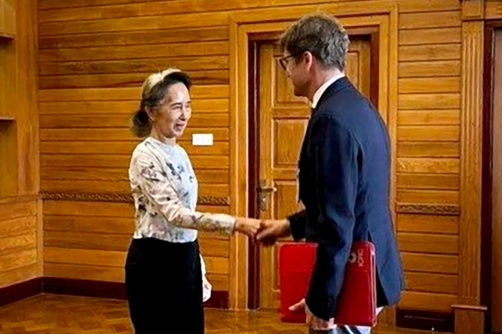 Bà Aung San Suu Kyi tái xuất, gặp đại diện Hội Chữ thập đỏ quốc tế - Ảnh 2.