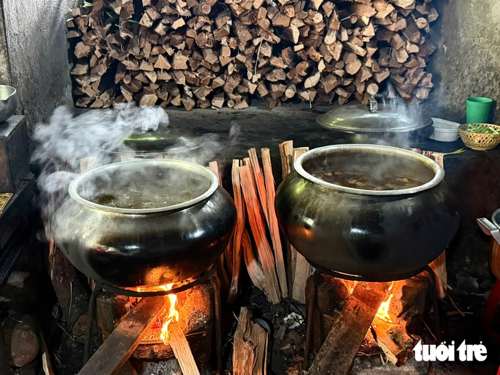 Khói bếp giữ hồn quán bún bò hơn 60 năm trong con hẻm nhỏ ở Huế - Ảnh 1.