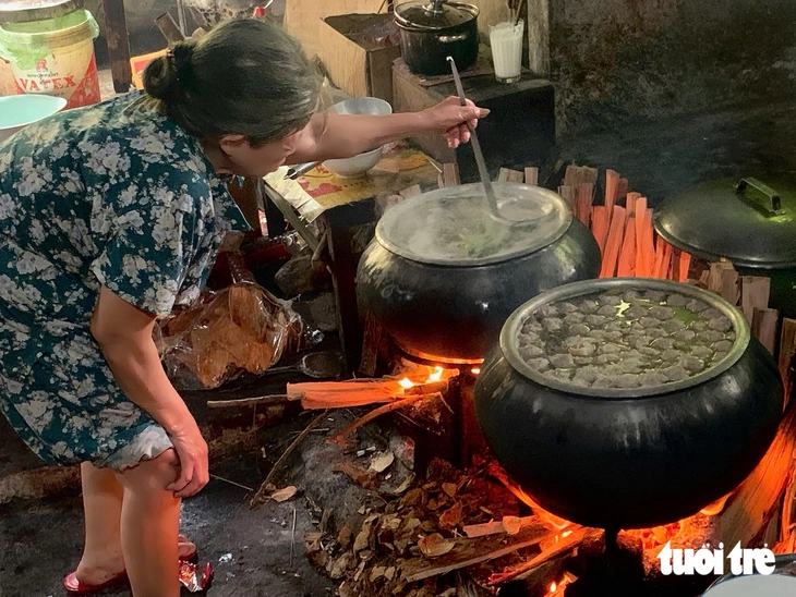 Khói bếp giữ hồn quán bún bò hơn 60 năm trong con hẻm nhỏ ở Huế - Ảnh 2.