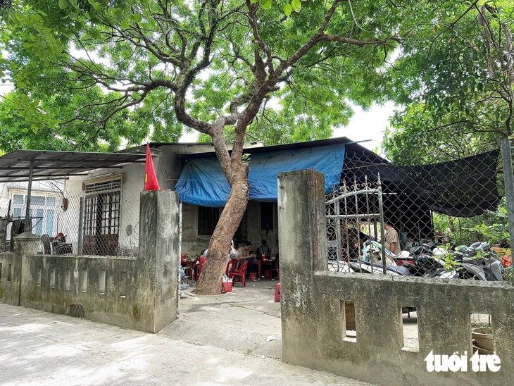 Khói bếp giữ hồn quán bún bò hơn 60 năm trong con hẻm nhỏ ở Huế - Ảnh 3.