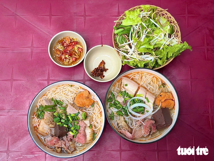 Khói bếp giữ hồn quán bún bò hơn 60 năm trong con hẻm nhỏ ở Huế - Ảnh 4.