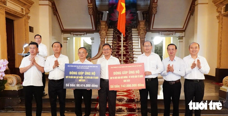 Cán bộ, công chức TP.HCM góp quỹ 'Vì biển đảo quê hương - Vì tuyến đầu Tổ quốc' - Ảnh 1.
