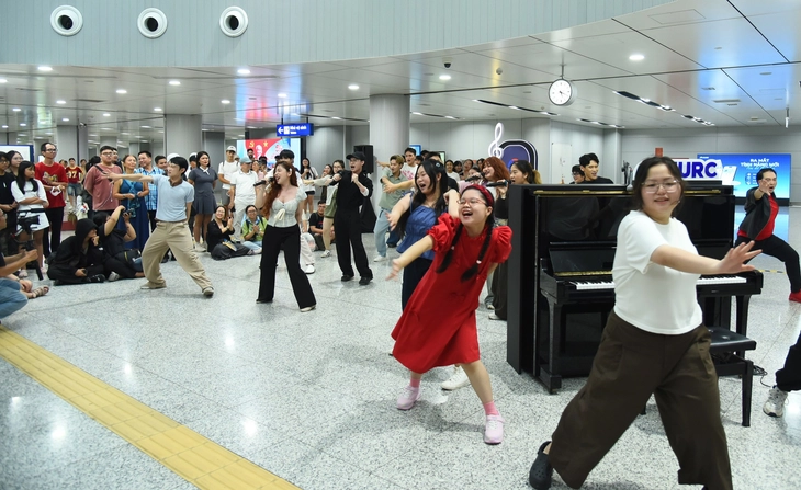 Ga Metro Bến Thành thành sân khấu nhạc kịch - Ảnh 1.