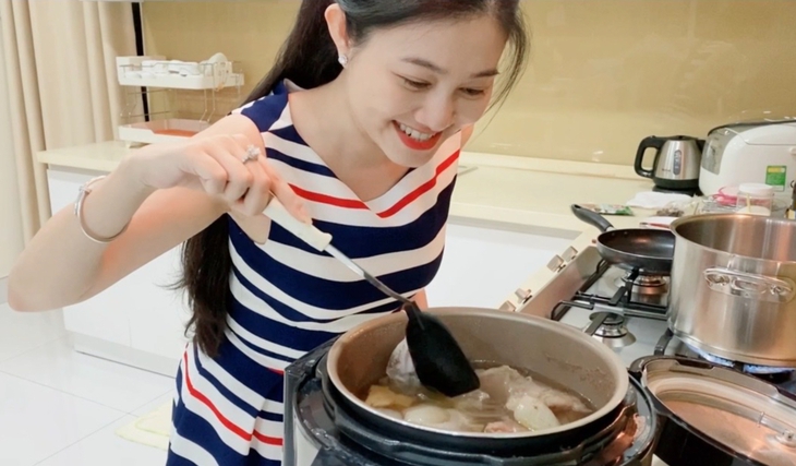 Khán giả bất ngờ khi Quế Trân trổ tài làm đầu bếp - Ảnh 1.