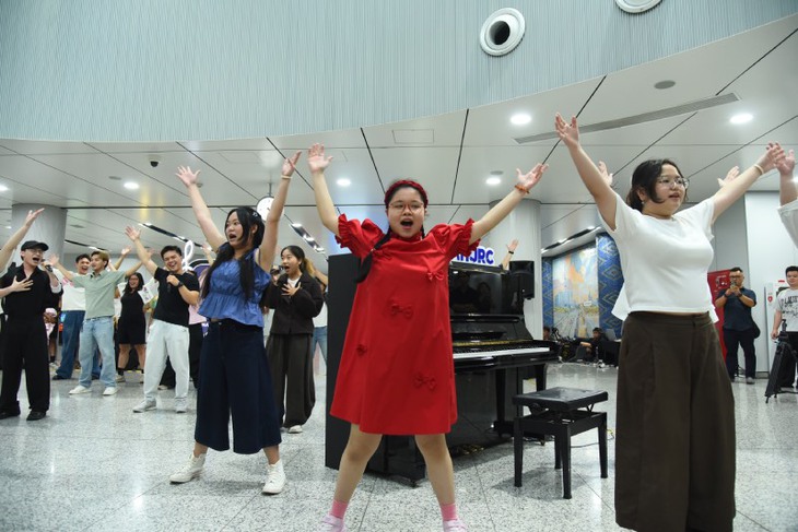 Rời nhà hát, nhạc kịch Broadway diễn ngay tại ga Metro Bến Thành - Ảnh 2.