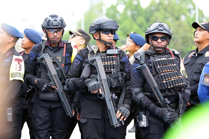 Cảnh sát và quân đội Indonesia 'họp khẩn' tại sân Pakansari trước trận gặp Việt Nam - Ảnh 4.