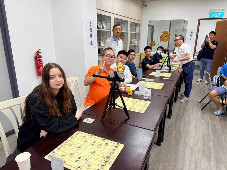 Một cụ ông 76 tuổi bịt mắt, vẫn đấu bất bại với 6 cao thủ cờ tướng - Ảnh 2.