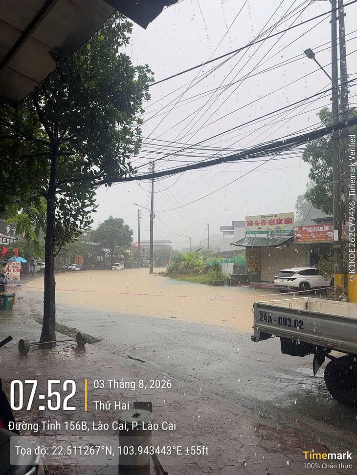 Mưa lớn khiến nước chảy cuồn cuộn, ngập úng ở Lào Cai - Ảnh 3.