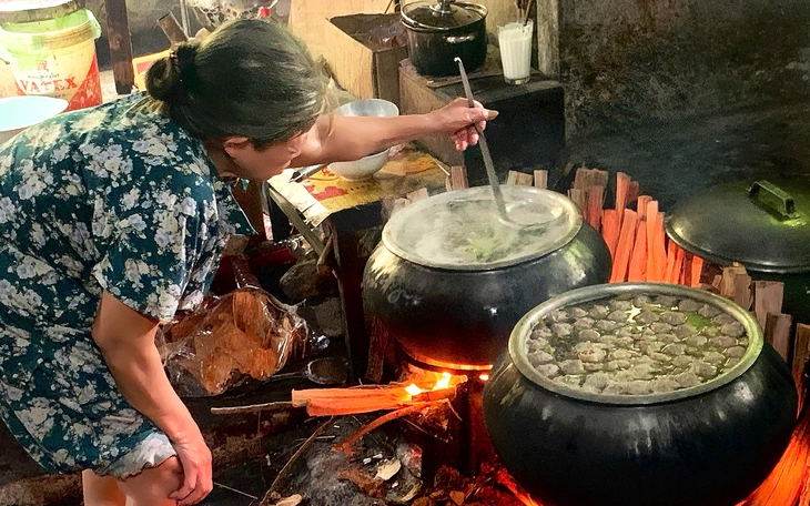 Ghé quán mệ Sa, thưởng thức vị cháo gạo đỏ cá kho keo 10.000 đồng đặc biệt xứ Huế - Ảnh 2.