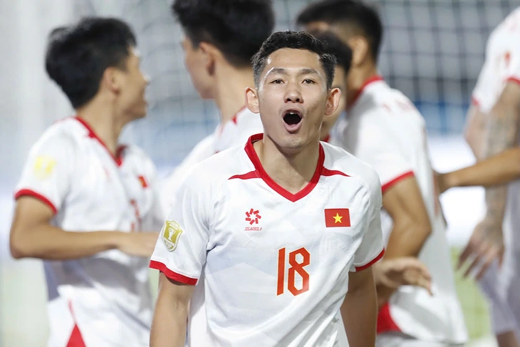 Sự cao tay của HLV Kim Sang Sik - Ảnh 2.