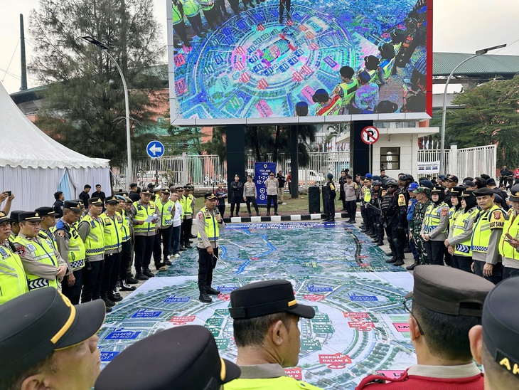 Cảnh sát và quân đội Indonesia 'họp khẩn' tại sân Pakansari trước trận gặp Việt Nam - Ảnh 1.