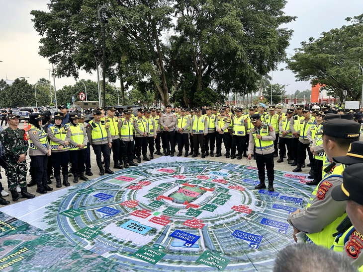 Cảnh sát và quân đội Indonesia 'họp khẩn' tại sân Pakansari trước trận gặp Việt Nam - Ảnh 2.