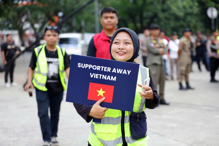 Cảnh sát và quân đội Indonesia 'họp khẩn' tại sân Pakansari trước trận gặp Việt Nam - Ảnh 6.