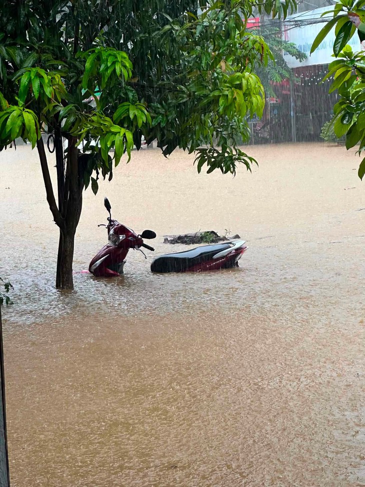 Cảnh sát dầm mưa đưa người dân, tài sản khỏi vùng ngập sâu - Ảnh 3.