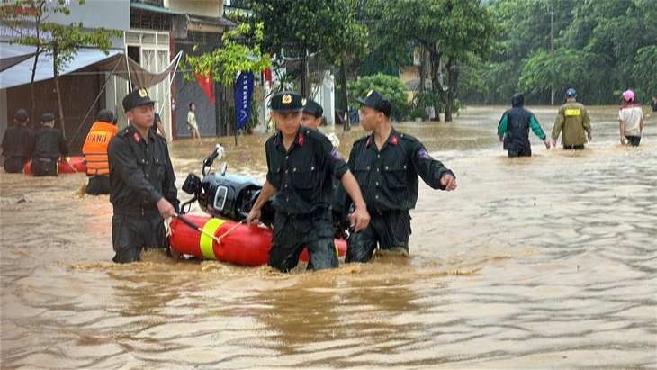 Cảnh sát dầm mưa đưa người dân, tài sản khỏi vùng ngập sâu - Ảnh 8.