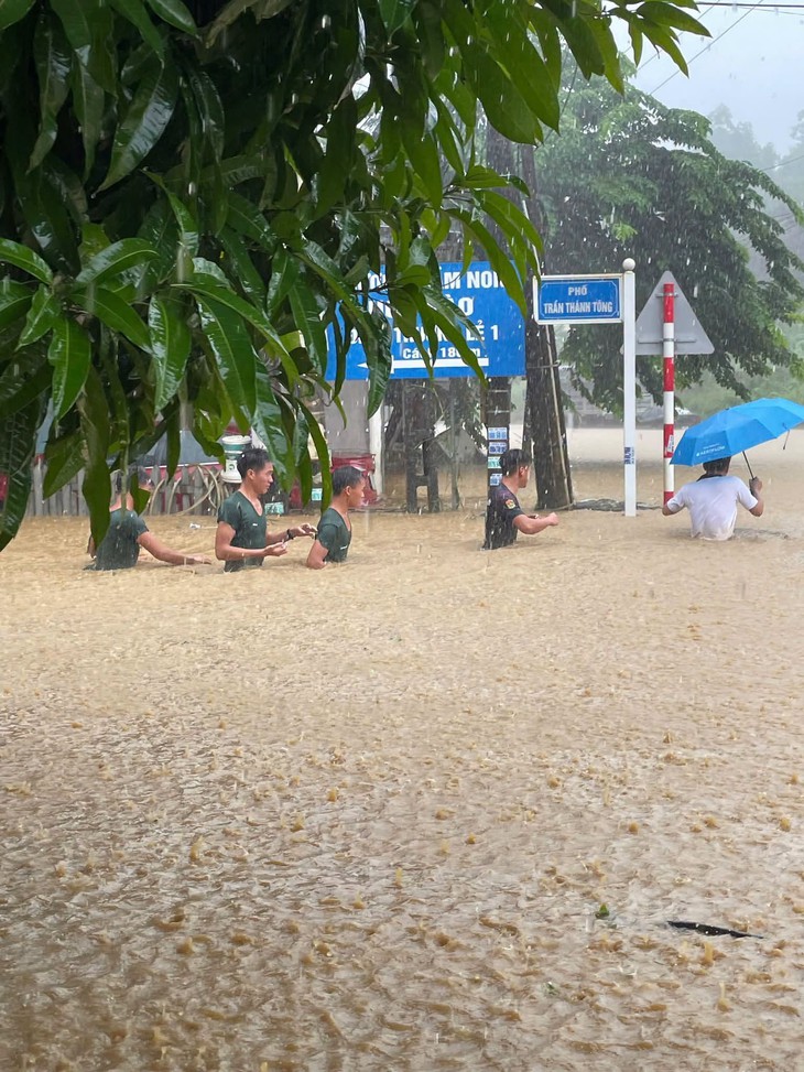 Mưa lớn khiến nước chảy cuồn cuộn, ngập úng ở Lào Cai - Ảnh 2.