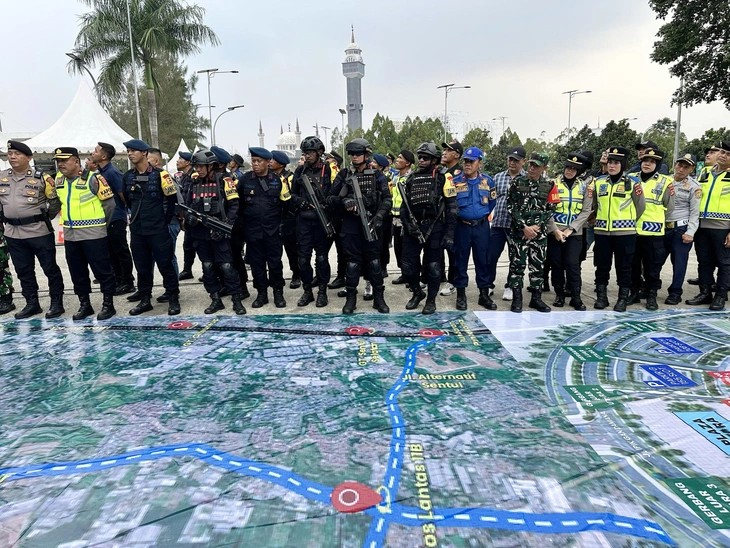 Cảnh sát và quân đội Indonesia 'họp khẩn' tại sân Pakansari trước trận gặp Việt Nam - Ảnh 3.