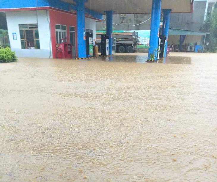 Mưa lớn khiến nước chảy cuồn cuộn, ngập úng ở Lào Cai - Ảnh 5.