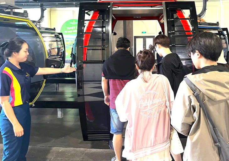Thoát kẹt xe trên cao tốc, du khách TP.HCM, Đồng Nai đổ về Nha Trang, các điểm du lịch đông nghẹt - Ảnh 5.