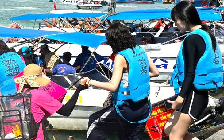Nghỉ lễ 2-9: Du khách 'ghiền' lặn xuống đáy vịnh Nha Trang ngắm san hô, chơi freediving - Ảnh 6.