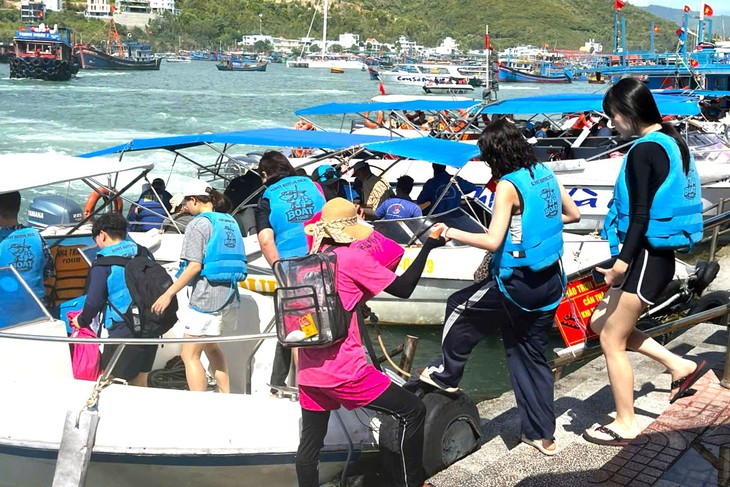 Thoát kẹt xe trên cao tốc, du khách TP.HCM, Đồng Nai đổ về Nha Trang, các điểm du lịch đông nghẹt - Ảnh 1.