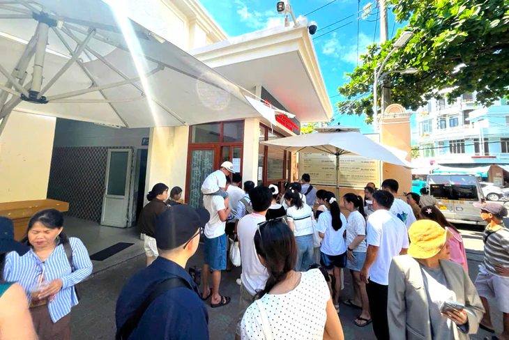 Thoát kẹt xe trên cao tốc, du khách TP.HCM, Đồng Nai đổ về Nha Trang, các điểm du lịch đông nghẹt - Ảnh 3.