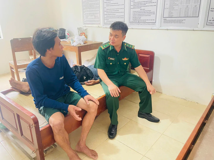 Tàu cá Gia Lai bị chìm trên biển, 4 ngư dân được cứu - Ảnh 2.
