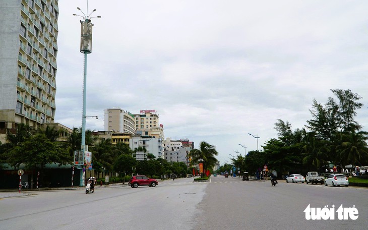 Hình ảnh khác lạ ở bãi biển nổi tiếng Thanh Hóa ngày đầu nghỉ lễ 2-9 - Ảnh 2.