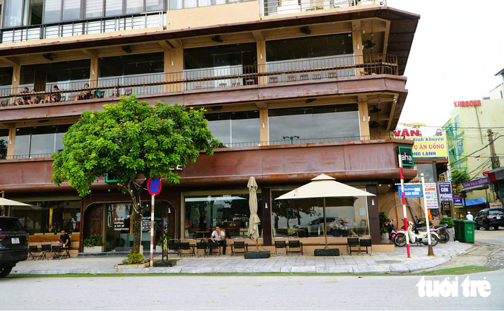 Hình ảnh khác lạ ở bãi biển nổi tiếng Thanh Hóa ngày đầu nghỉ lễ 2-9 - Ảnh 3.