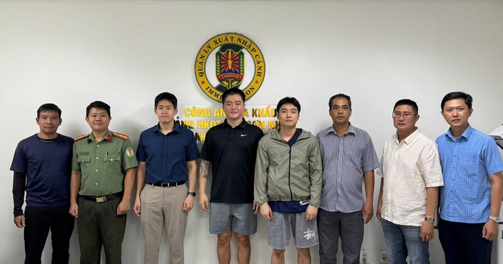Bàn giao 3 người Hàn Quốc bị Interpol truy nã đỏ tại sân bay Tân Sơn Nhất - Ảnh 2.