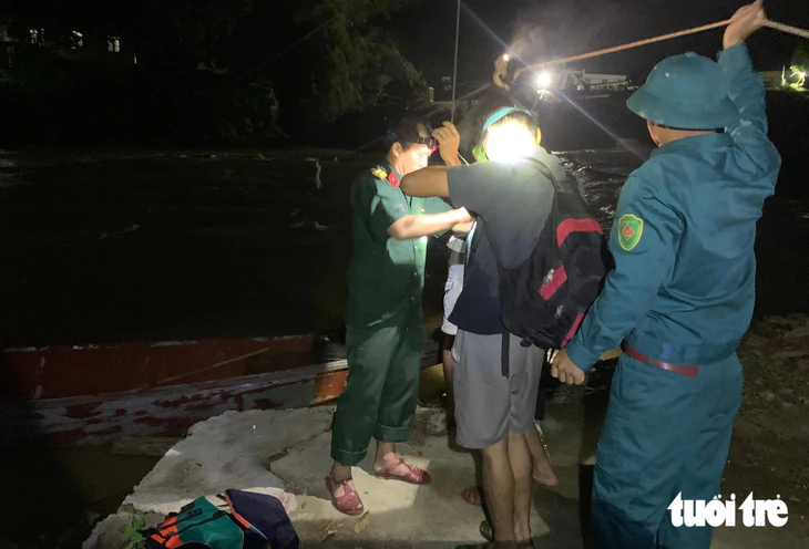 Lũ cuốn trôi cầu, bộ đội công an dùng thuyền chở dân qua sông - Ảnh 2.