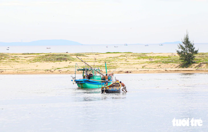 Cát bồi lấp cửa biển, ngư dân Quảng Trị chật vật tìm đường ra khơi - Ảnh 1.