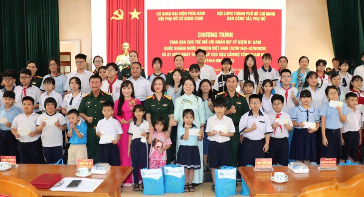 Trao quà cho trẻ mồ côi vì COVID-19 trước thềm năm học mới - Ảnh 3.
