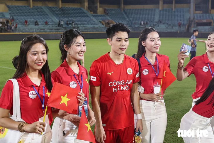 Văn Hậu hôn vợ thắm thiết sau khi đoạt Siêu cúp quốc gia 2025 - 2026 - Ảnh 4.